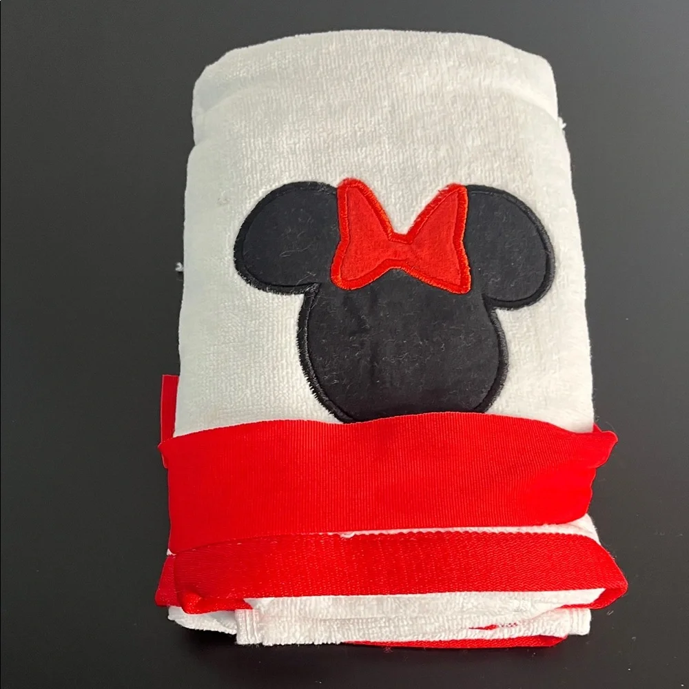 NWOT Disney Minnie Mouse Hand Towels, 2-Pack, 16 x 28 Inches (White - Minnie)
